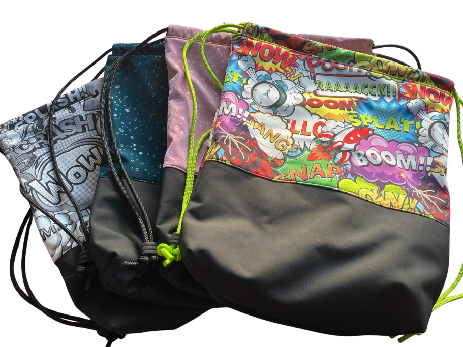 Fünf mehrfarbige Rucksäcke mit verschiedenen Designs und Schnürsenkeln.