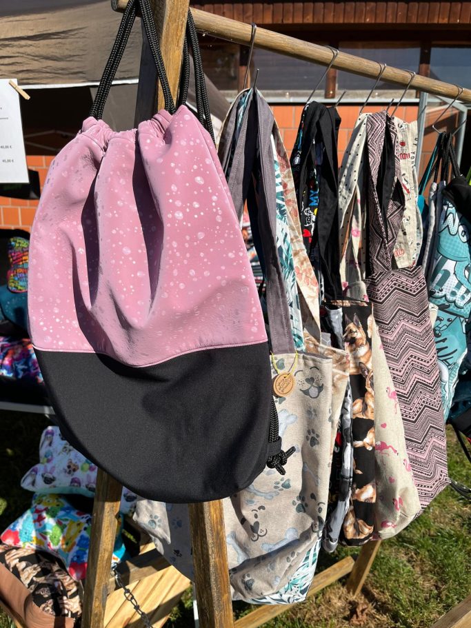 Mehrere Stofftaschen in verschiedenen Designs und Farben, einige mit Mustern.